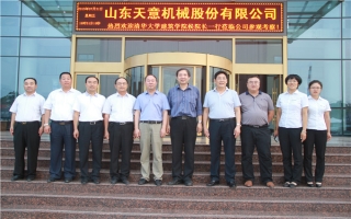 清華大學(xué)建筑設(shè)計研究院副院長、研究員侯建群蒞臨