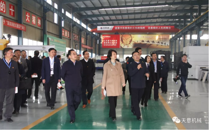 濟(jì)寧市委常委、組織部部長(zhǎng)孔凡萍帶領(lǐng)全市“兩新”組織黨建工作現(xiàn)場(chǎng)觀摩團(tuán)蒞臨天意機(jī)械調(diào)研指導(dǎo)